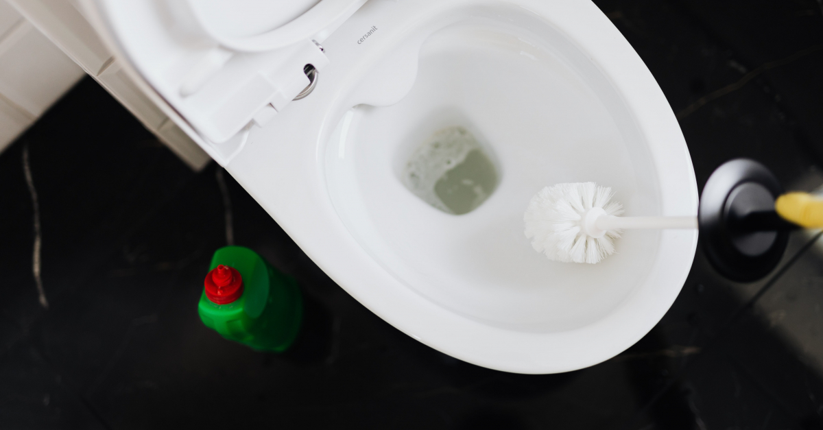 9 méthodes pour déboucher des toilettes sans ventouse