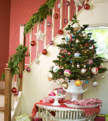 Décorer une rampe d'escalier à Noël - Eminza